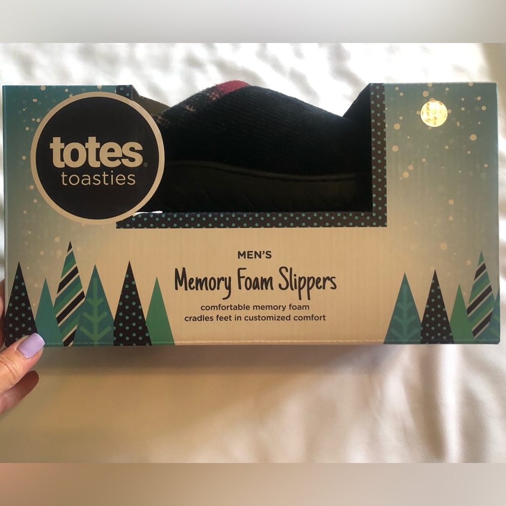 Totes Toasties Men’s Memory Foam Slippers, New in Box! Size 8-9.